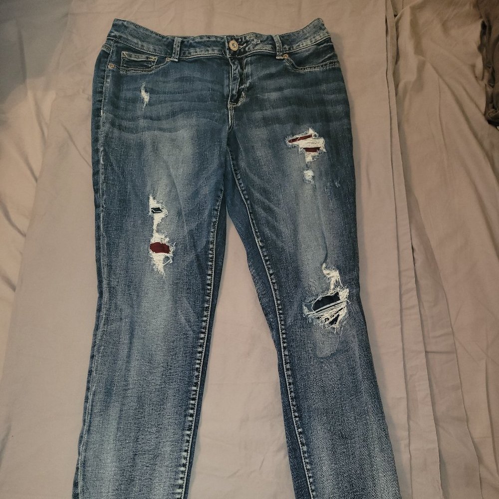 Maurices Skinny Jean, Burgundy patch detail